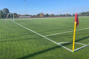 Pełnowymiarowe boisko z sztucznej trawy w Rudzie Talubskiej