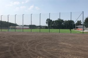 Nowoczesny stadion piłkarski z pełnowymiarowym boiskiem w Woli Rzędzińskiej